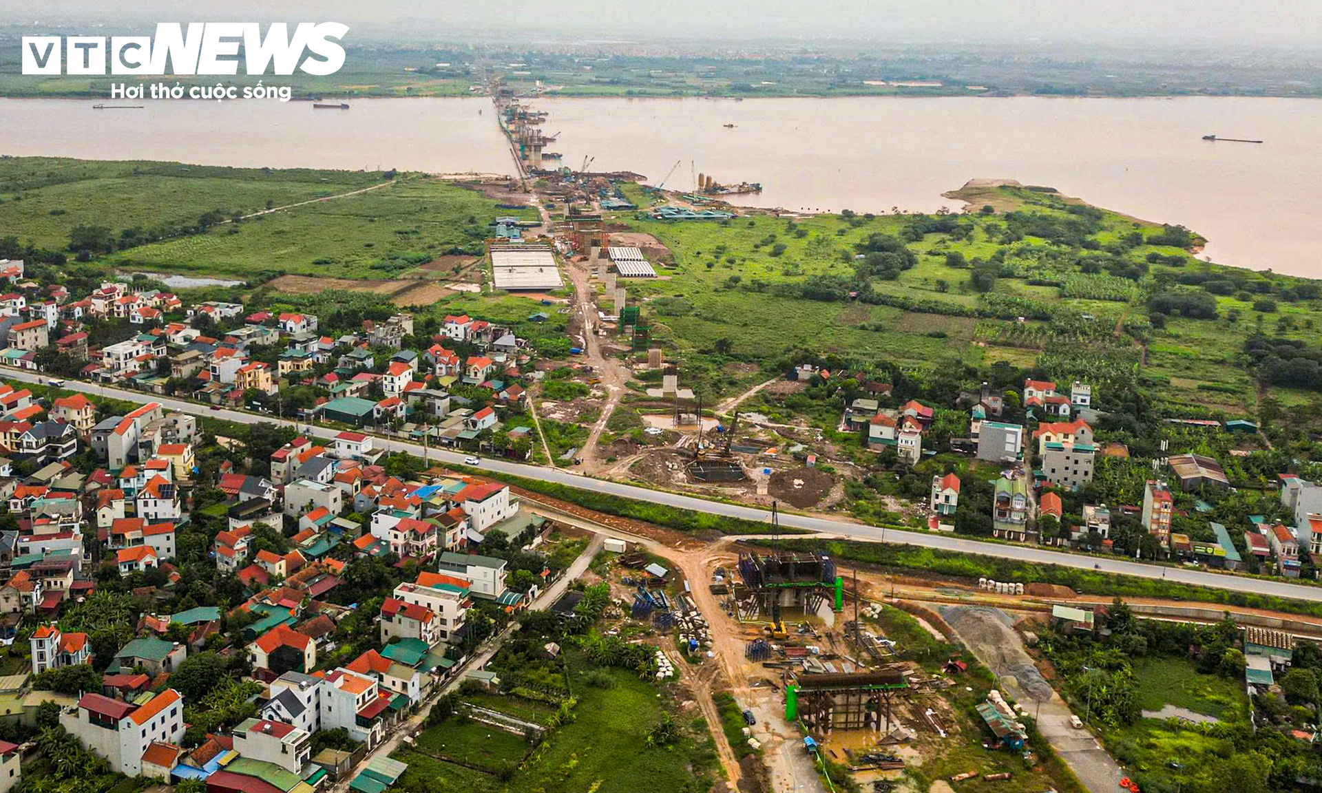 Cầu Hồng H&agrave; dần ho&agrave;n thiện sau 8 th&aacute;ng thi c&ocirc;ng vượt tiến độ - Ảnh 2.