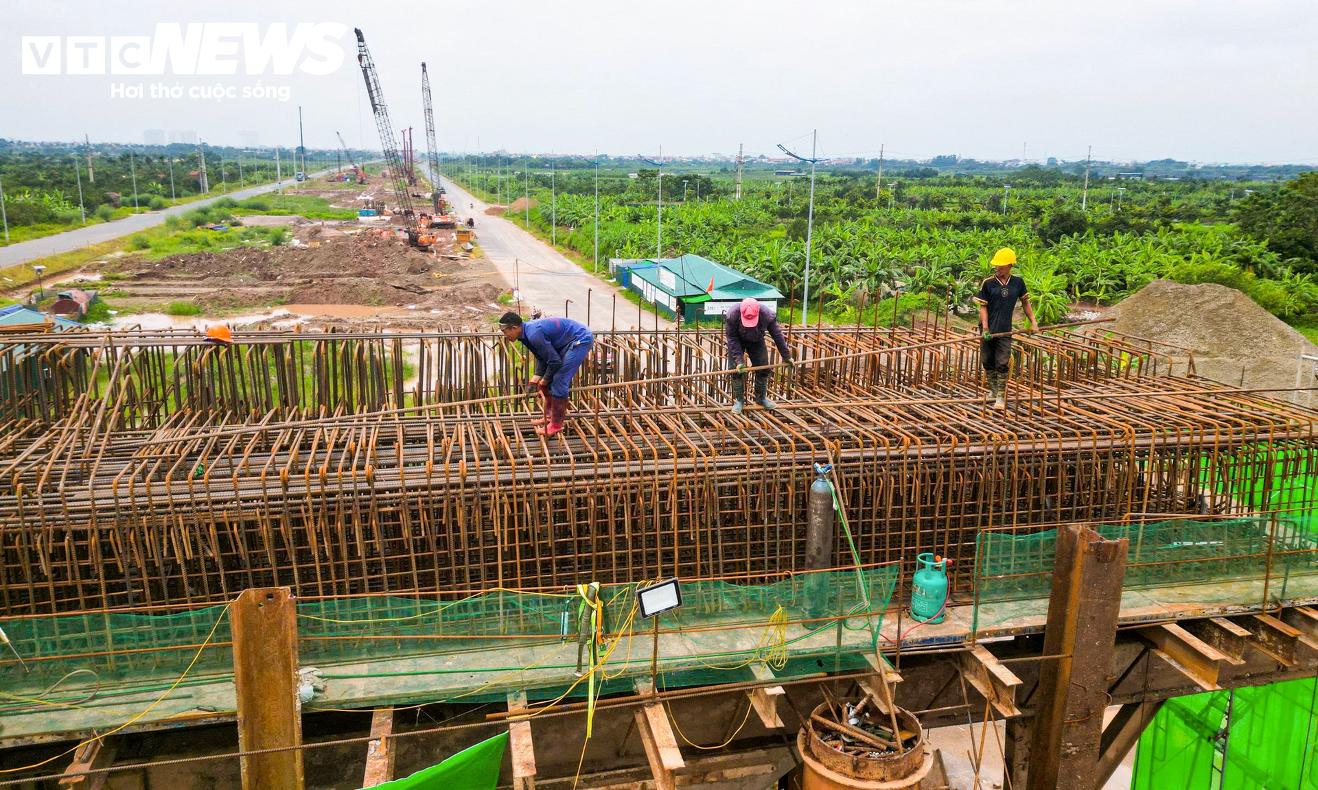 Cầu Hồng H&agrave; dần ho&agrave;n thiện sau 8 th&aacute;ng thi c&ocirc;ng vượt tiến độ - Ảnh 8.