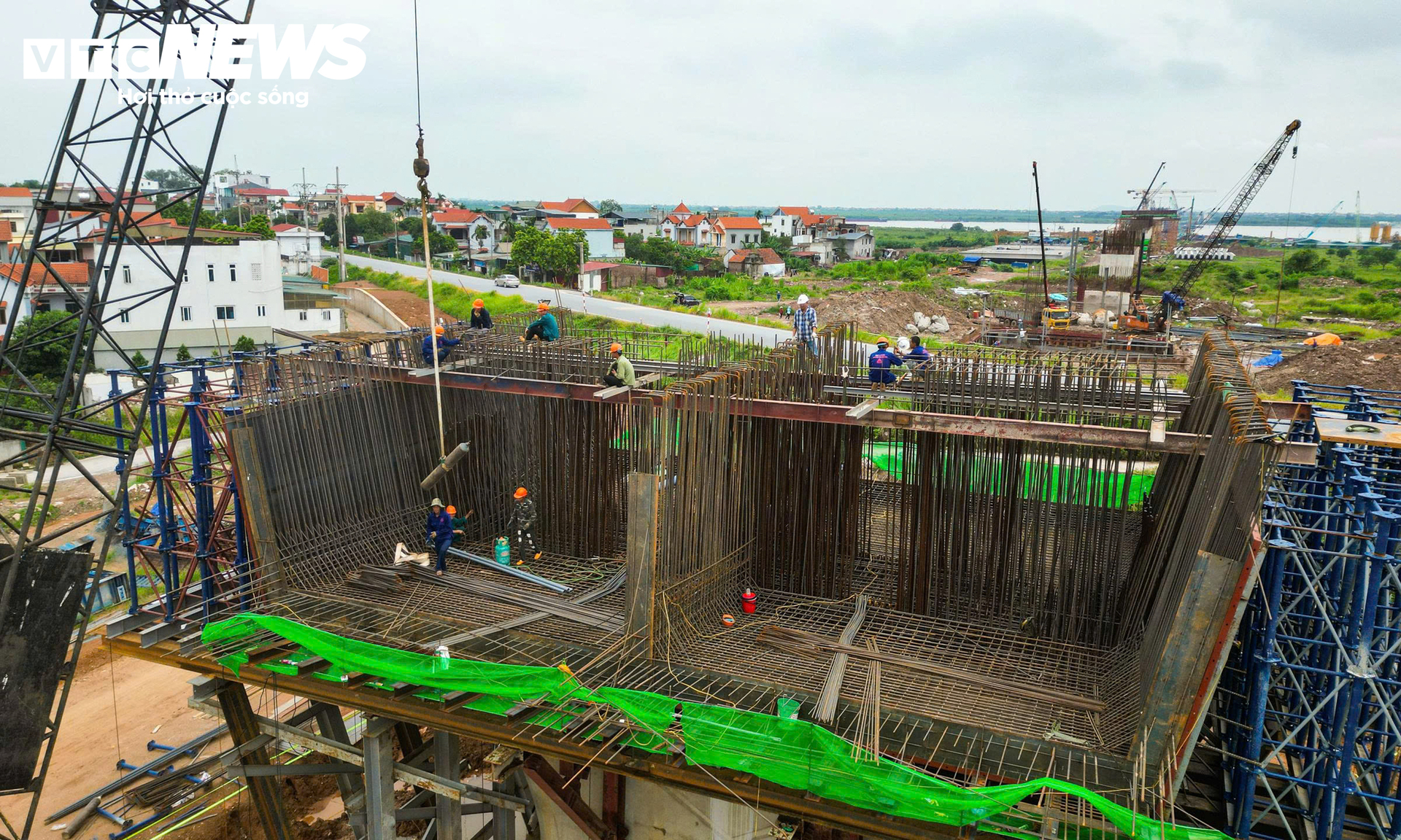 Cầu Hồng H&agrave; dần ho&agrave;n thiện sau 8 th&aacute;ng thi c&ocirc;ng vượt tiến độ - Ảnh 9.