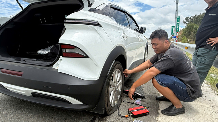 Xe đầu kéo rơi sắt nhọn trên cao tốc gây thiệt hại lớn cho tài xế - Ảnh 3.