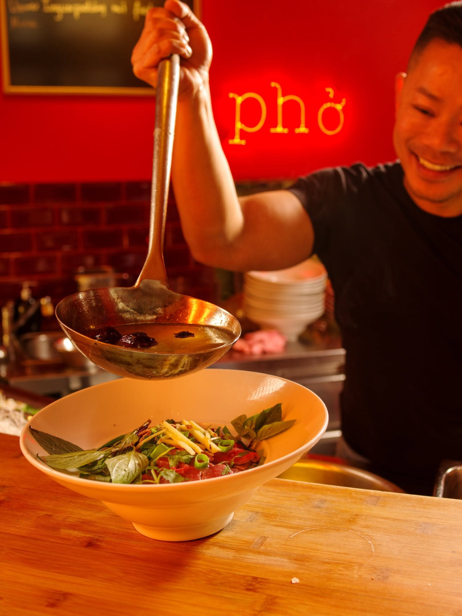 Chủ h&agrave;ng phở c&agrave;n qu&eacute;t Berlin, ng&agrave;y "đốt" 3 th&ugrave;ng nước mắm: Về Việt Nam như c&aacute; gặp nước, ấm c&uacute;ng v&ocirc; c&ugrave;ng - Ảnh 2.