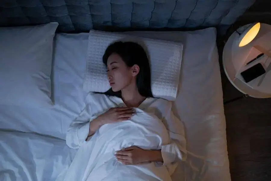 Bật điều h&ograve;a vẫn đắp chăn khi ngủ: Th&oacute;i quen tưởng &ldquo;ngược đời&rdquo; lại c&oacute; l&yacute; do - Ảnh 3.
