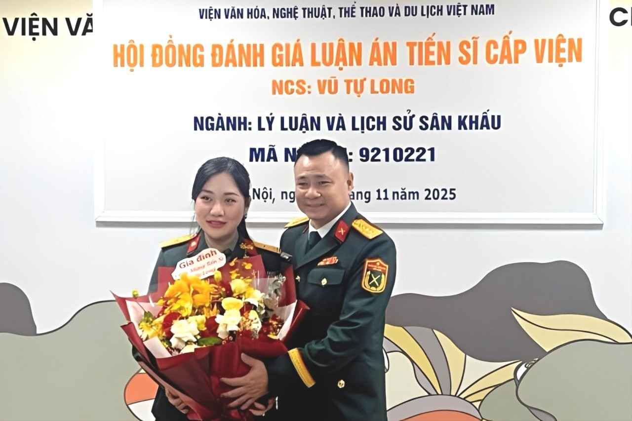Giám đốc Nhà hát Chèo Quân đội diễn 9 concert cháy vé trên cả nước, làm Tiến sĩ ở tuổi 52 - Ảnh 7. Giám đốc Nhà hát Chèo Quân đội diễn 9 concert cháy vé trên cả nước, làm Tiến sĩ ở tuổi 52 - Ảnh 7.
