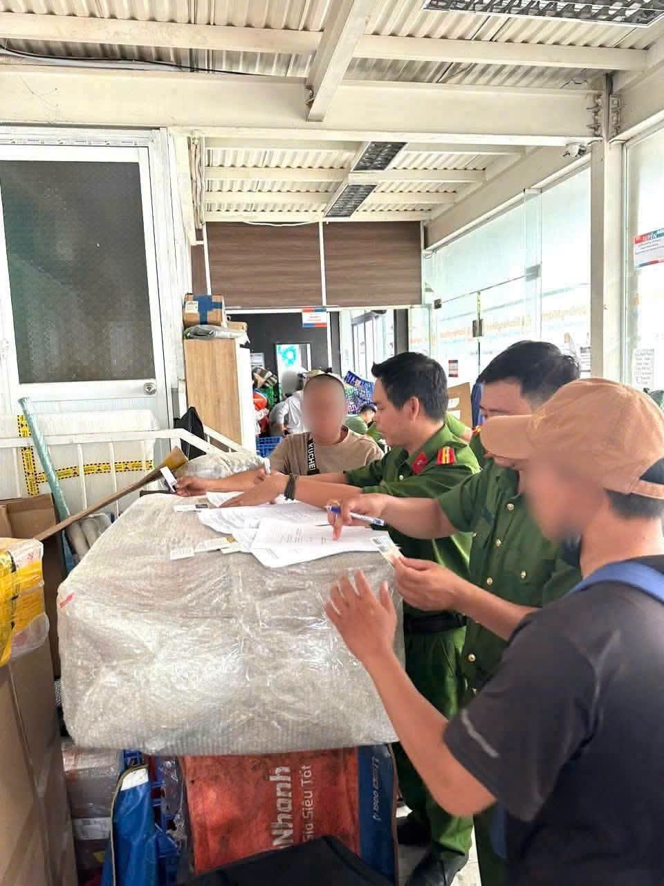 Công an đồng loạt triển khai nhiều tổ công tác kiểm tra 4.117 người ở các khu dân cư, nhà trọ trong 2 ngày - Ảnh 4.