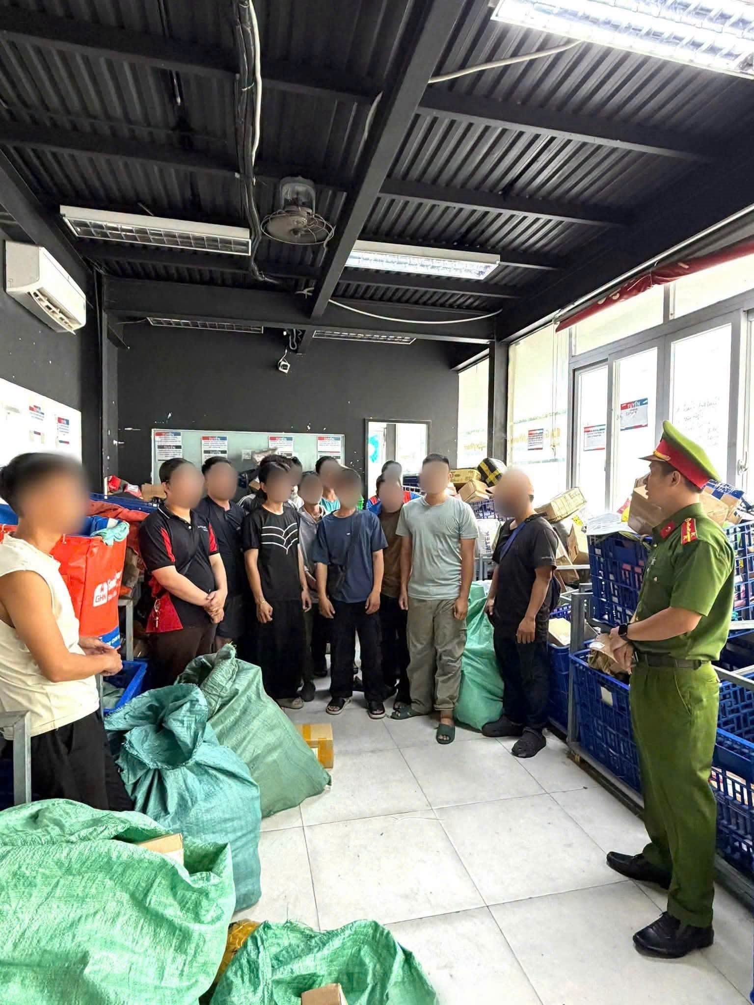 Công an đồng loạt triển khai nhiều tổ công tác kiểm tra 4.117 người ở các khu dân cư, nhà trọ trong 2 ngày - Ảnh 5.
