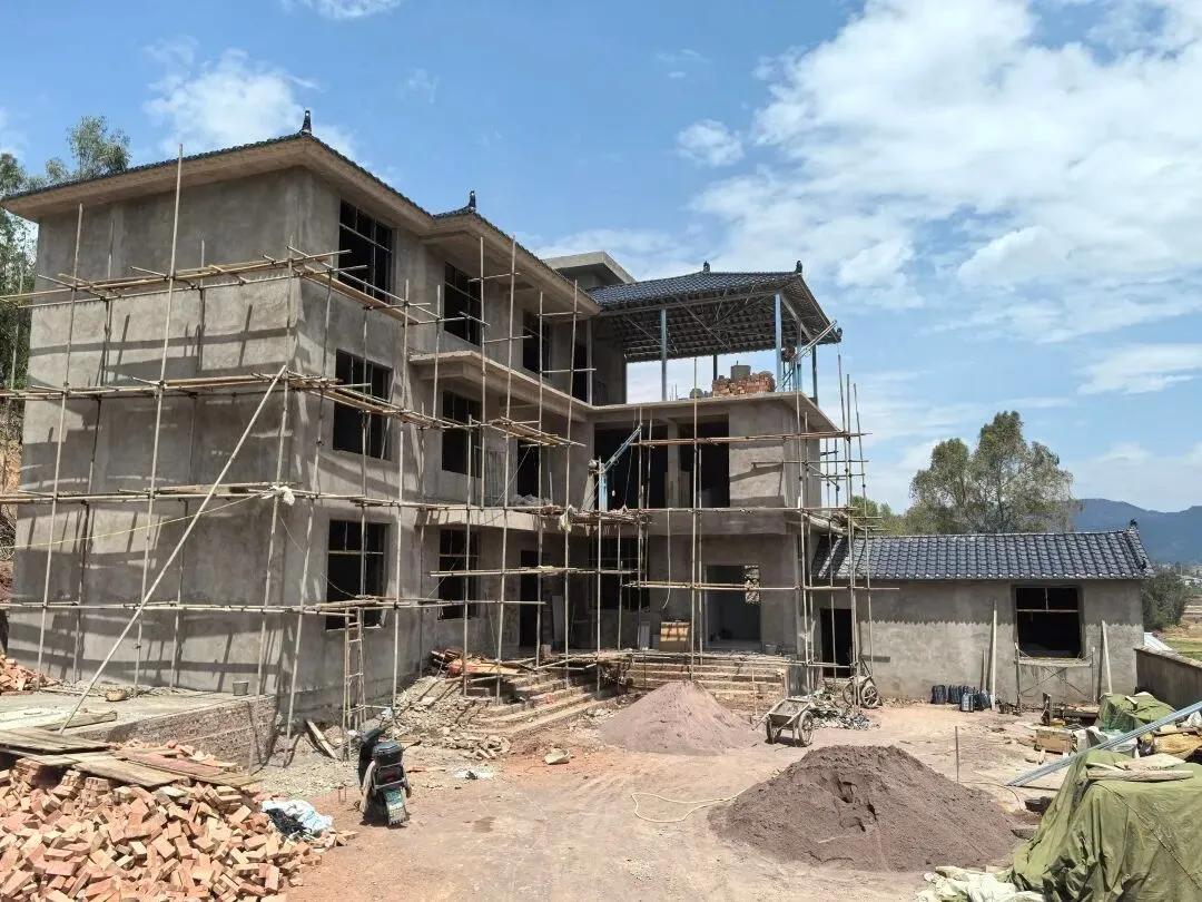 Nghỉ lễ về qu&ecirc;, t&ocirc;i bất ngờ thấy nh&agrave; mới mọc l&ecirc;n khắp l&agrave;ng: Bạn cũ n&oacute;i 5 l&yacute; do khiến t&ocirc;i phải suy nghĩ - Ảnh 3.