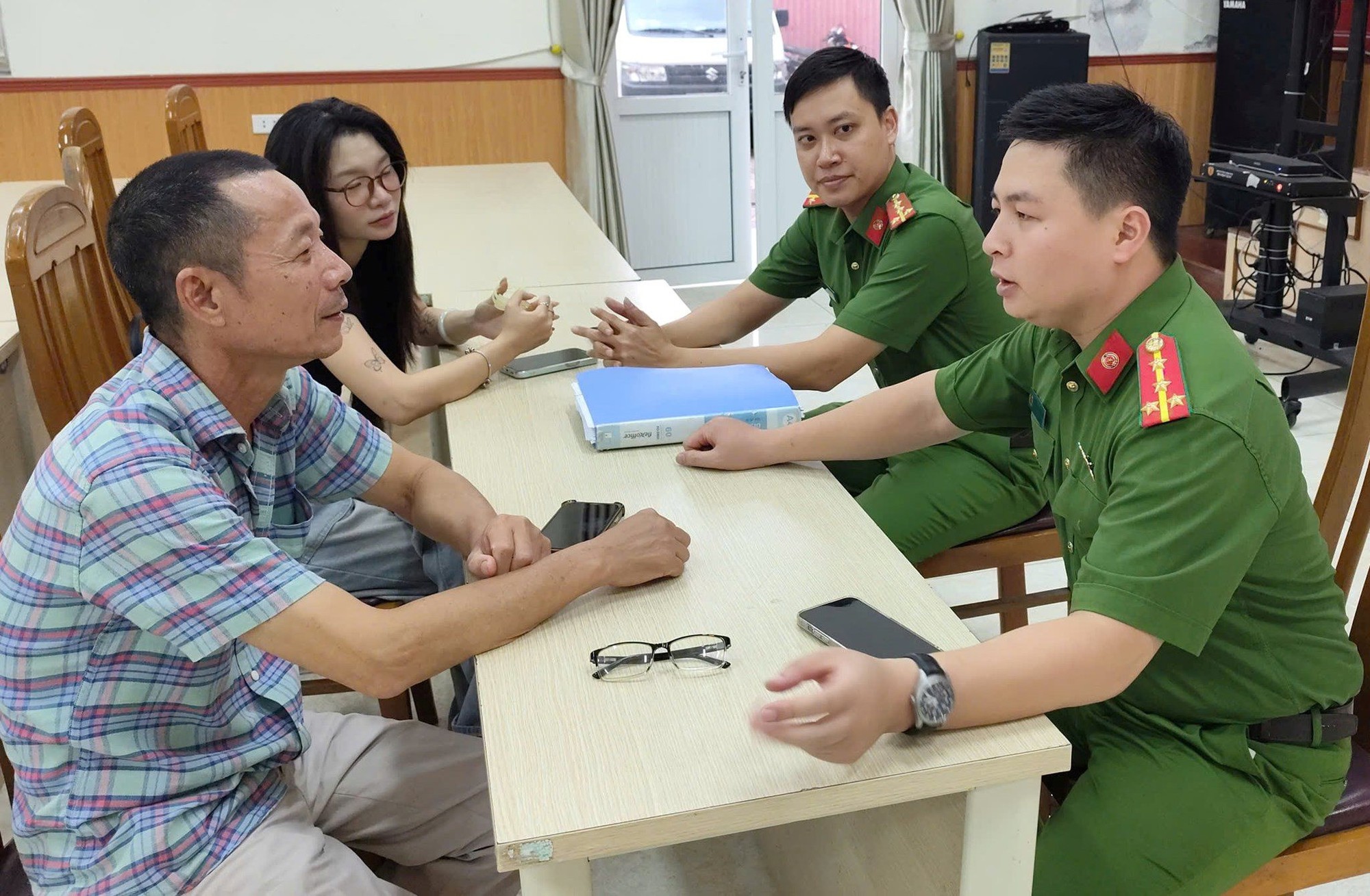 Nhận cuộc gọi y&ecirc;u cầu chuyển khoản nộp ph&iacute; quyền sử dụng đất, người đ&agrave;n &ocirc;ng lập tức b&aacute;o c&ocirc;ng an - Ảnh 1.