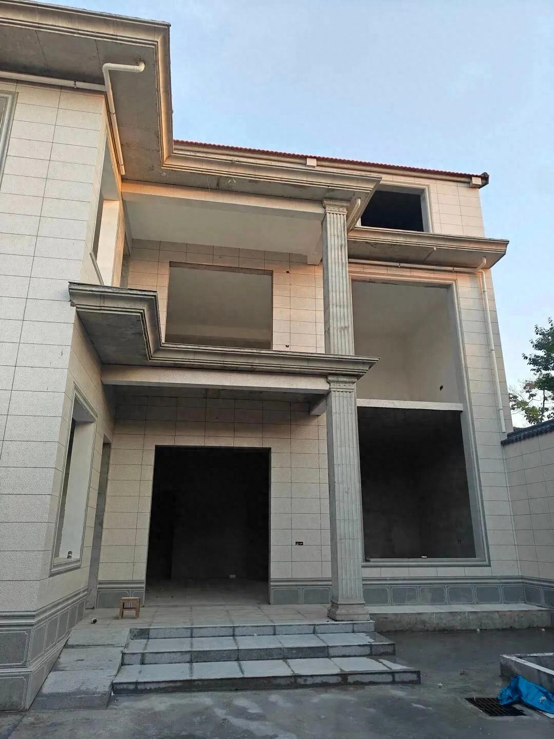 Nghỉ lễ về qu&ecirc;, t&ocirc;i bất ngờ thấy nh&agrave; mới mọc l&ecirc;n khắp l&agrave;ng: Bạn cũ n&oacute;i 5 l&yacute; do khiến t&ocirc;i phải suy nghĩ - Ảnh 1.