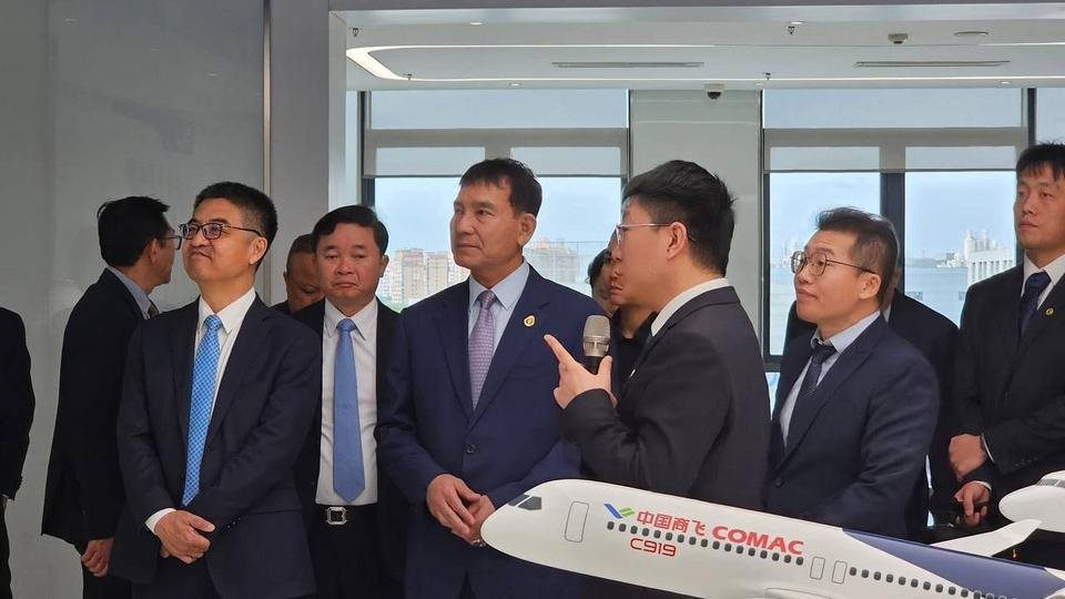 Thế giới nh&igrave;n bằng "&aacute;nh mắt d&ograve; x&eacute;t", sao Campuchia vẫn "chơi lớn" chốt đơn 20 m&aacute;y bay Made in China? - Ảnh 2.