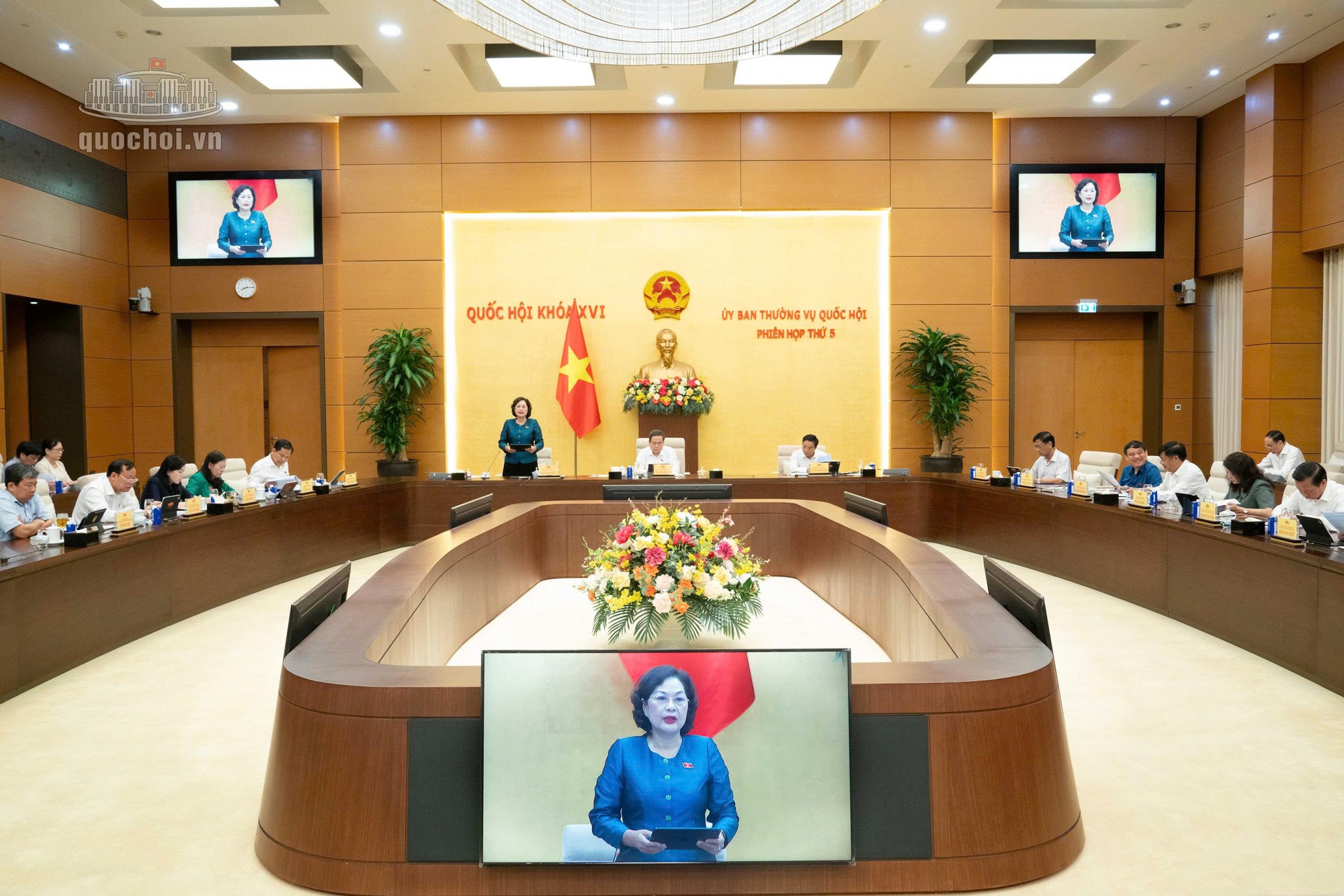 Doanh nghiệp dưới 100 tỷ đồng sẽ được nộp thuế đơn giản hóa từ 2026 - Ảnh 1. Doanh nghiệp dưới 100 tỷ đồng sẽ được nộp thuế đơn giản hóa từ 2026 - Ảnh 1.