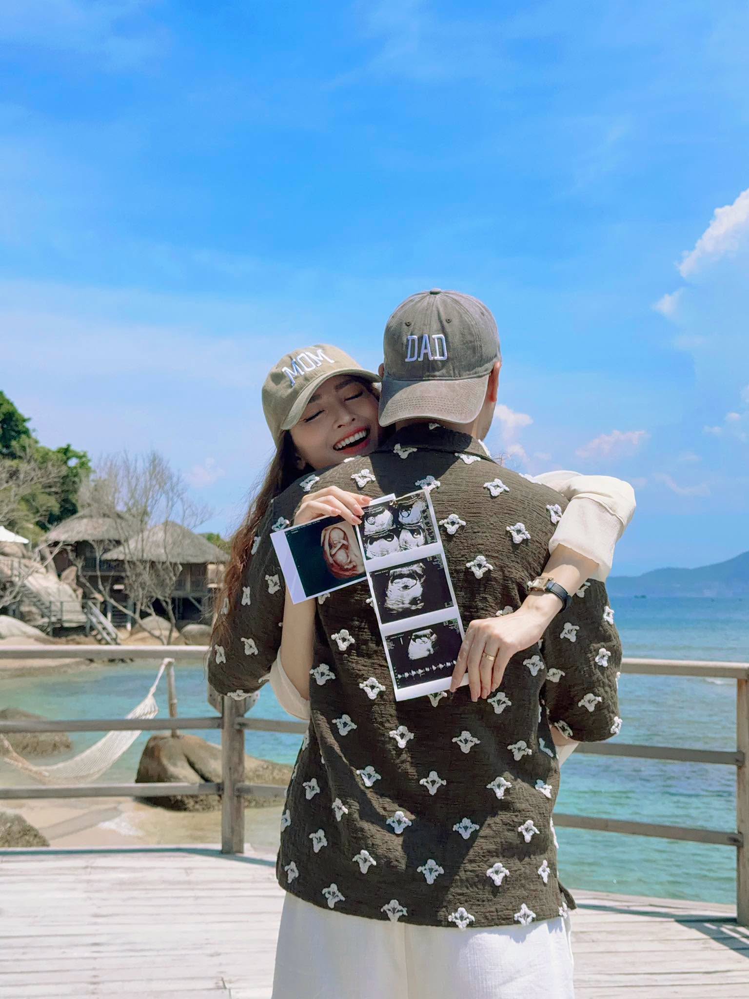 Nữ MC VTV xinh đẹp cưới cầu thủ nổi tiếng, mang thai con đầu lòng mà nhan sắc lên hương, góc nghiêng lại cực giống Khả Ngân - Ảnh 5.