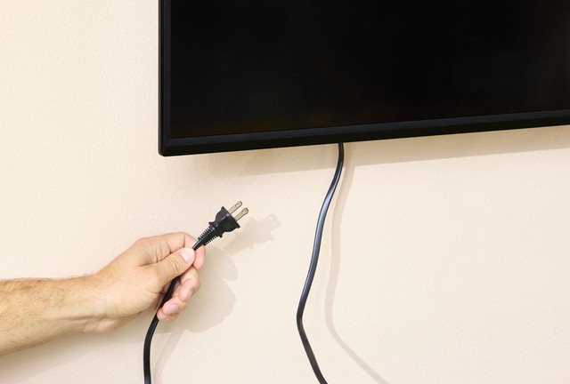 Lời khuy&ecirc;n cho những gia đ&igrave;nh &iacute;t bật TV nhưng cắm điện 24/24 - Ảnh 2.
