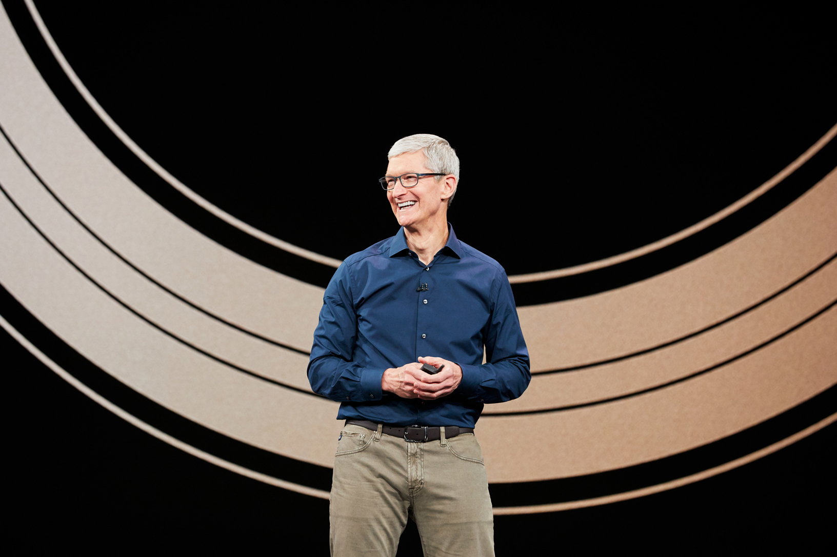 CEO Apple mới John Ternus ch&iacute;nh thức nhậm chức , kh&eacute;p lại 15 năm của Tim Cook - Ảnh 1.