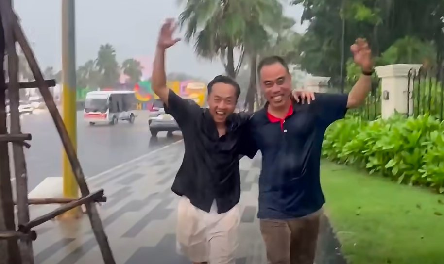 Cường Đ&ocirc; La ra đường tắm mưa: "Chỉ sợ về nh&agrave; vợ la" - Ảnh 1.