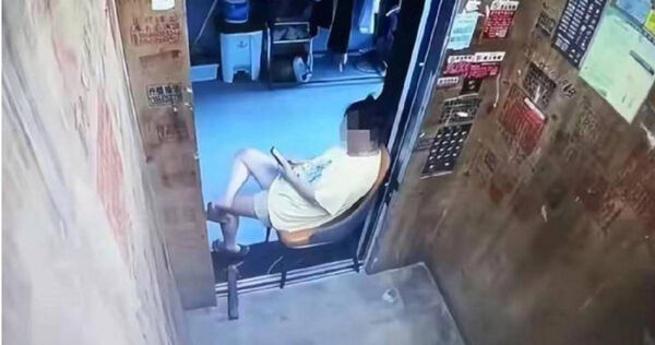 Người phụ nữ mang ghế ra chặn cửa thang máy, ngồi chơi cả buổi - Ảnh 1. Người phụ nữ mang ghế ra chặn cửa thang máy, ngồi chơi cả buổi - Ảnh 1.