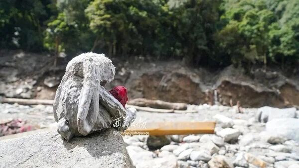 Bức ảnh nhói lòng nhất sau vụ lũ quét tại Nepal - Trung Quốc - Ảnh 3. Bức ảnh nhói lòng nhất sau vụ lũ quét tại Nepal - Trung Quốc - Ảnh 3.