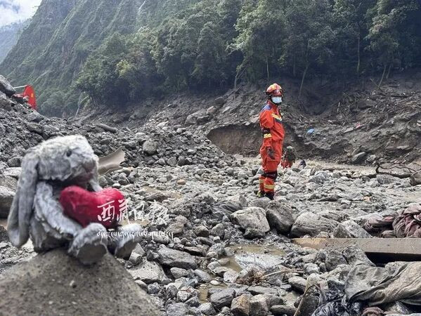 Bức ảnh nhói lòng nhất sau vụ lũ quét tại Nepal - Trung Quốc - Ảnh 1. Bức ảnh nhói lòng nhất sau vụ lũ quét tại Nepal - Trung Quốc - Ảnh 1.