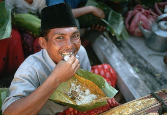 V&igrave; sao th&oacute;i quen ăn bằng tay phổ biến ở Indonesia? - Ảnh 1.