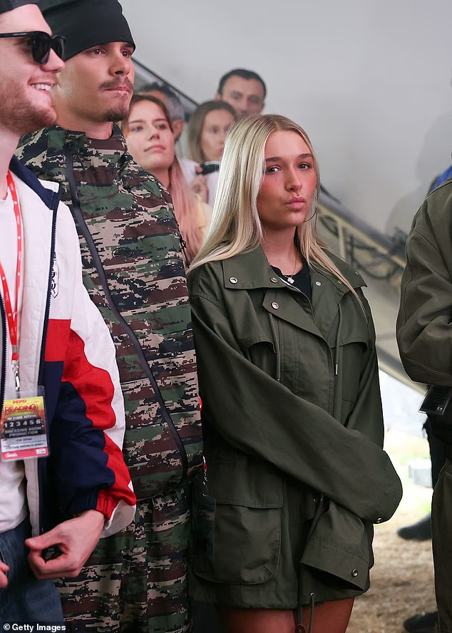 Harper Beckham to&aacute;t l&ecirc;n kh&iacute; chất tiểu thư t&agrave;i phiệt tại lễ hội &acirc;m nhạc 2026 - Ảnh 2.