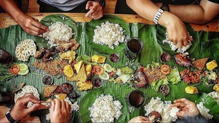 V&igrave; sao th&oacute;i quen ăn bằng tay phổ biến ở Indonesia? - Ảnh 3.