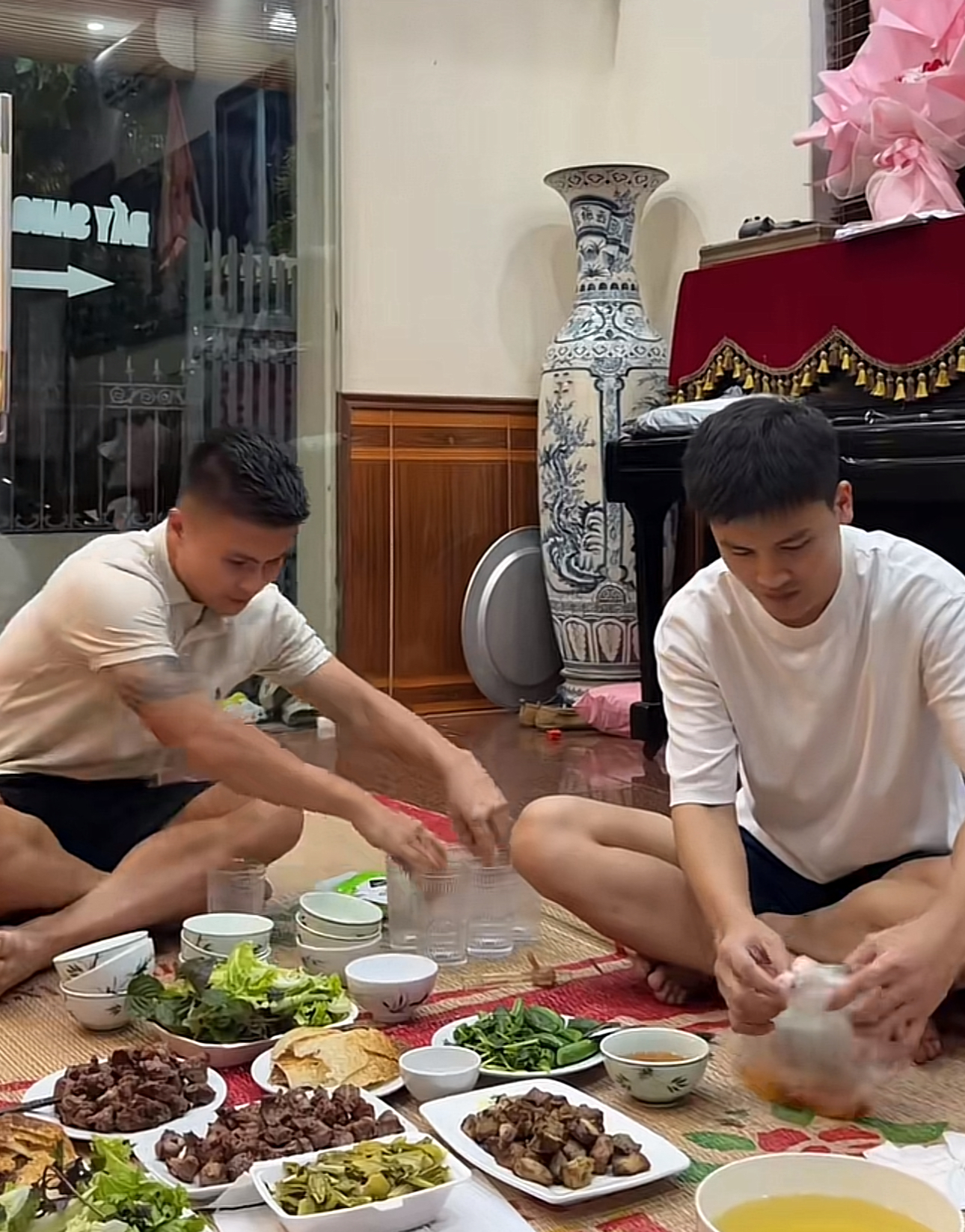 Bữa cơm ấm c&uacute;ng ở qu&ecirc; nh&agrave; Quang Hải v&agrave; Chu Thanh Huyền trong dịp lễ 2 / 9 - Ảnh 3.