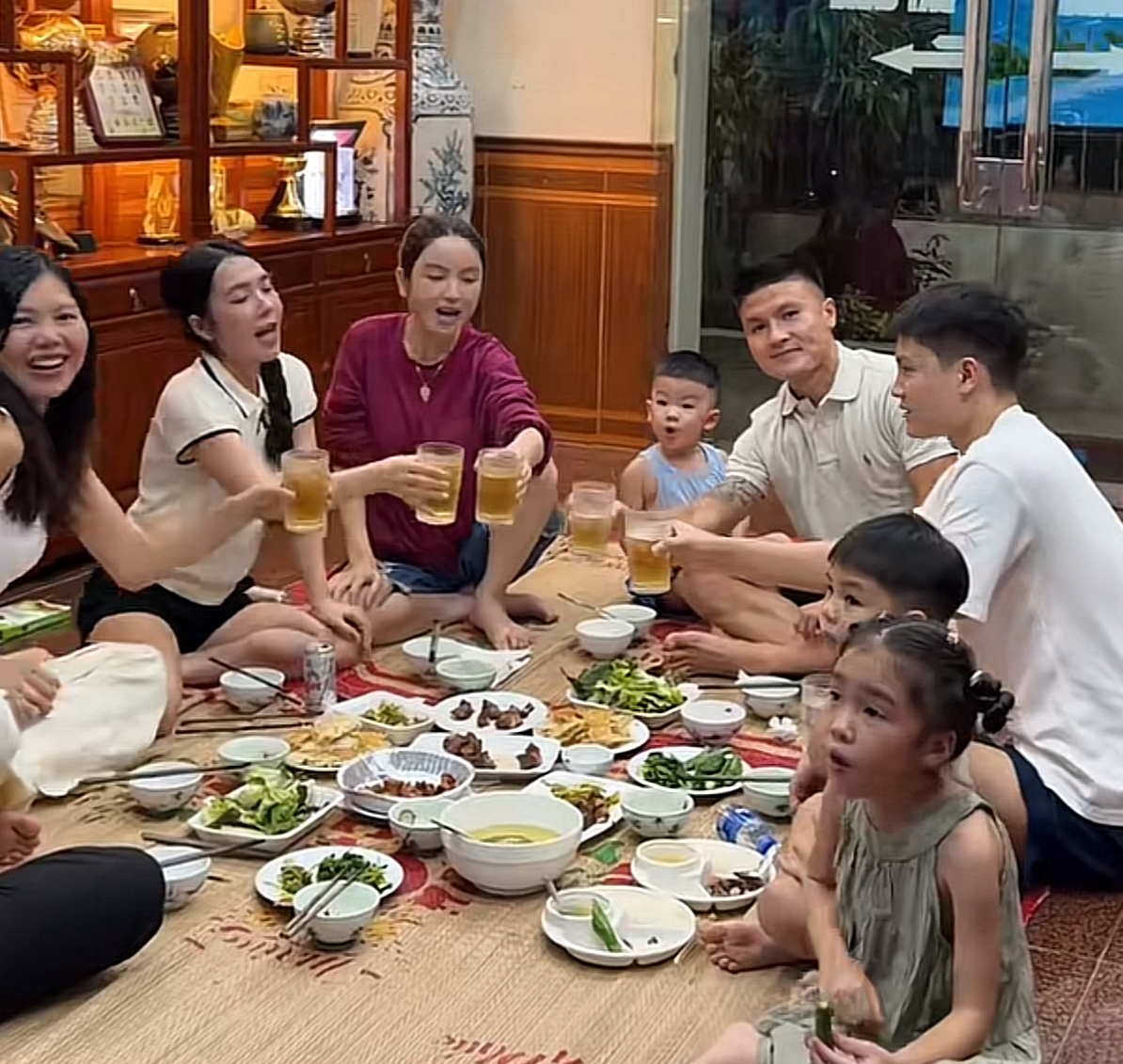 Bữa cơm ấm c&uacute;ng ở qu&ecirc; nh&agrave; Quang Hải v&agrave; Chu Thanh Huyền trong dịp lễ 2 / 9 - Ảnh 4.