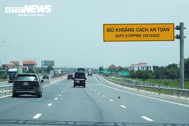 CSGT triển khai mượn l&agrave;n ngược chiều cao tốc cao Bồ - Ph&aacute;p V&acirc;n giảm &ugrave;n tắc giao th&ocirc;ng - Ảnh 1.