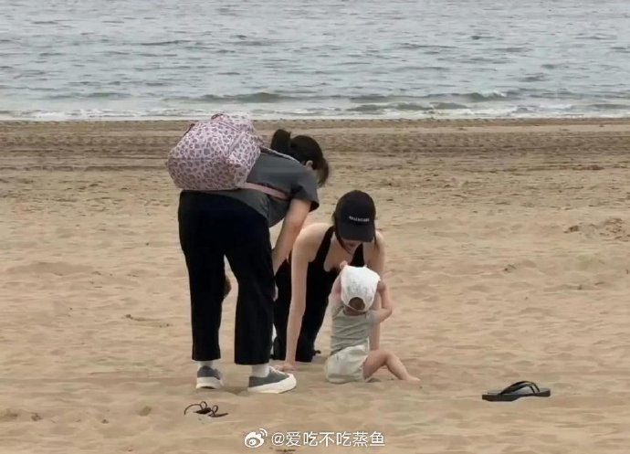 Trần Vỹ Đình và Hà Tuệ lần đầu xuất hiện bên con trai đầu lòng đáng yêu - Ảnh 5. Trần Vỹ Đình và Hà Tuệ lần đầu xuất hiện bên con trai đầu lòng đáng yêu - Ảnh 5.