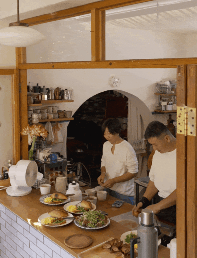 Lối sống trung niên: Cặp vợ chồng 8X chọn làm việc 3 ngày mỗi tuần để tối ưu cuộc sống - Ảnh 1. Lối sống trung niên: Cặp vợ chồng 8X chọn làm việc 3 ngày mỗi tuần để tối ưu cuộc sống - Ảnh 1.