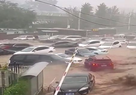 Nước lũ bất ngờ dâng cao, người đàn ông chạy đi cảnh báo hàng xóm rồi gặp biến cố khó ngờ - Ảnh 2.