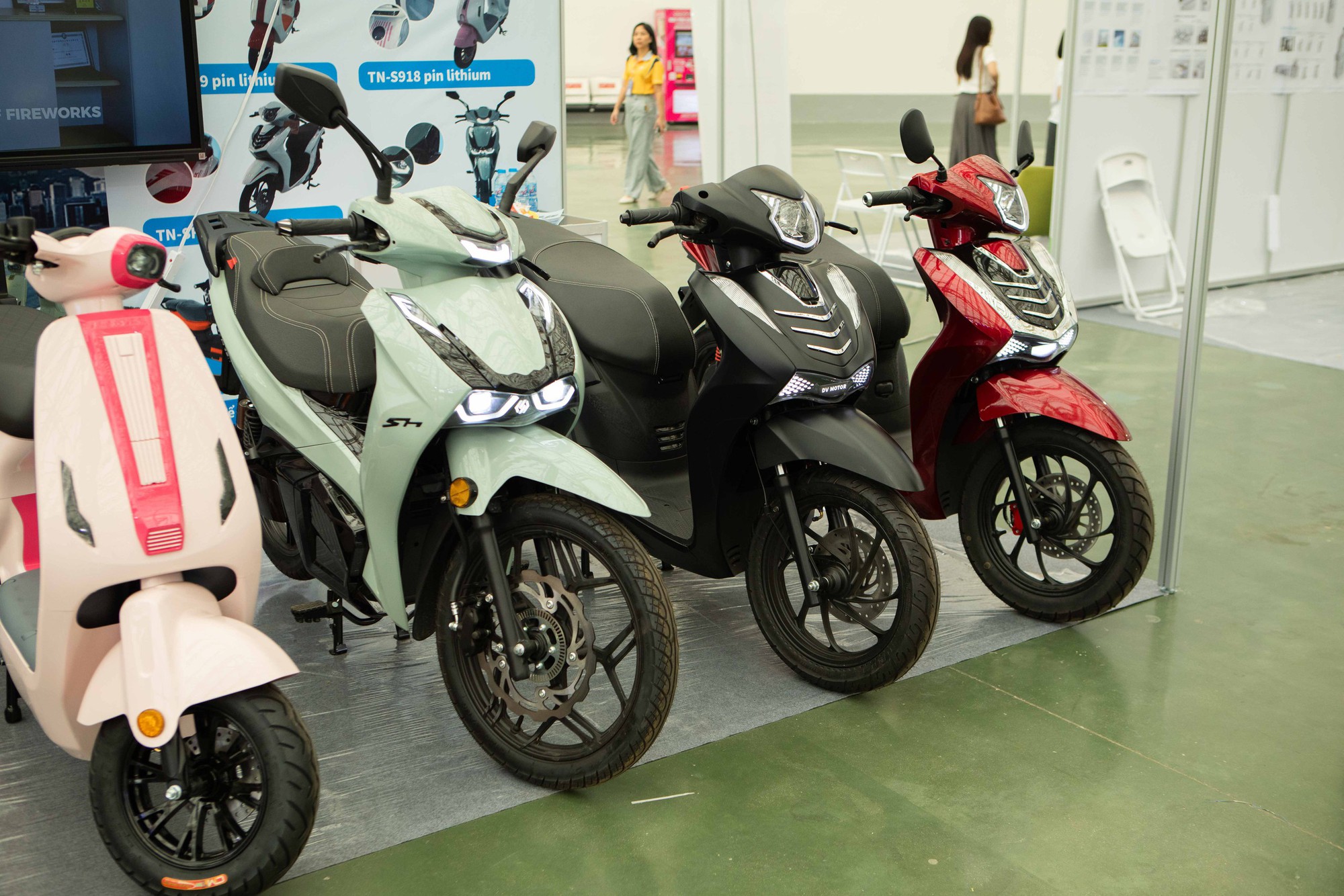 "Xe máy điện SH" xuất hiện tại Việt Nam: Phanh ABS, khóa NFC, pin Li-ion, giá hơn 30 triệu - Ảnh 1.