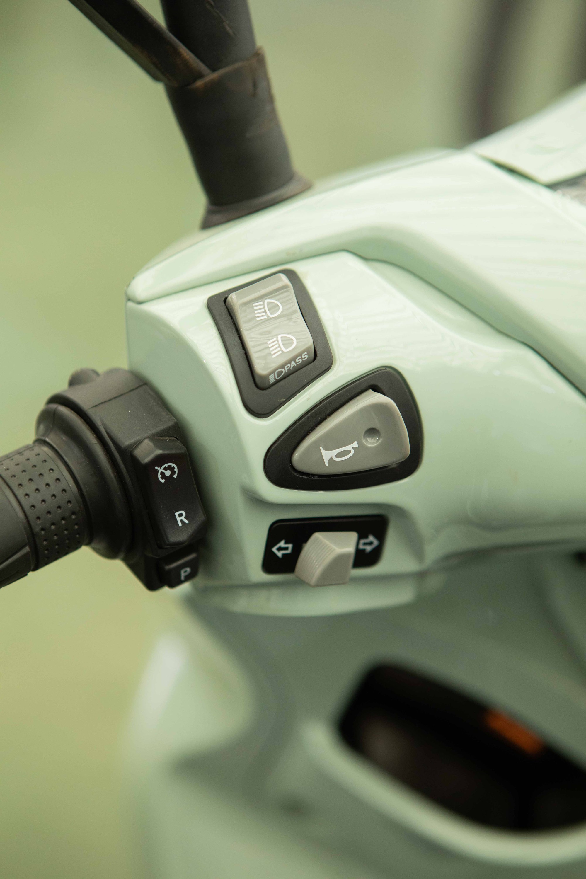 "Xe máy điện SH" xuất hiện tại Việt Nam: Phanh ABS, khóa NFC, pin Li-ion, giá hơn 30 triệu - Ảnh 5.