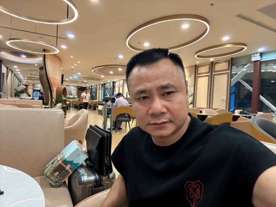 H&igrave;nh ảnh NSND Tự Long lang thang ở s&acirc;n bay l&uacute;c rạng s&aacute;ng 2026 - Ảnh 2.