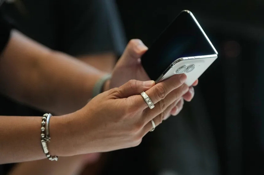 IPhone Duo 2026: Sự đột phá trong thiết kế điện thọai màn hình gập của Apple - Ảnh 3. IPhone Duo 2026: Sự đột phá trong thiết kế điện thọai màn hình gập của Apple - Ảnh 3.