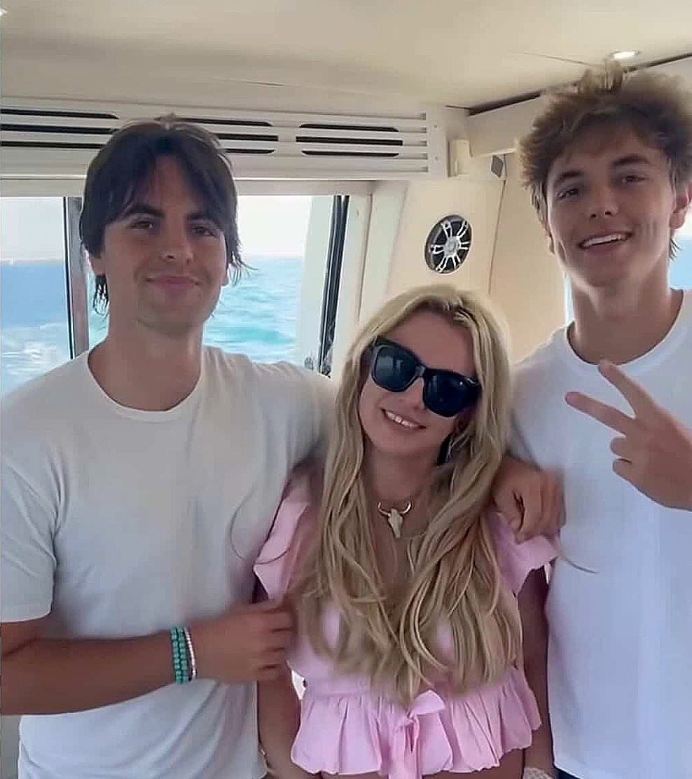 Britney Spears: Cuộc đời đầy bi kịch v&agrave; ca kh&uacute;c Lucky 236 triệu view khiến r&ugrave;ng m&igrave;nh - Ảnh 9.