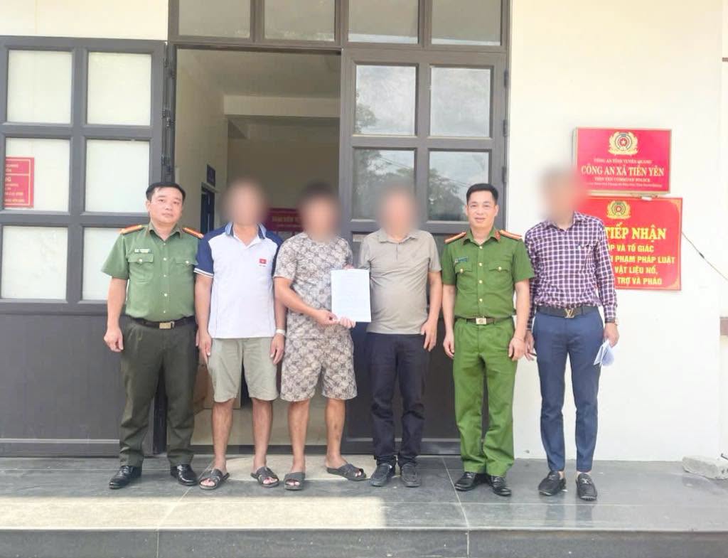 C&ocirc;ng an hỗ trợ giải quyết giao dịch chuyển nhầm h&agrave;ng trăm triệu đồng tại c&aacute;c tỉnh - Ảnh 4.