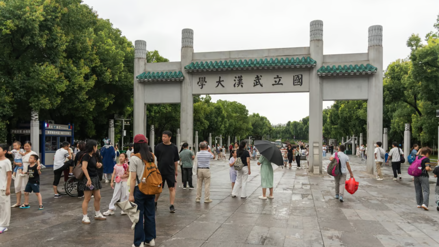 Con gái tố cáo phó hiệu trưởng Đại học Vũ Hán có hành vi phi chuẩn mực - Ảnh 3. Con gái tố cáo phó hiệu trưởng Đại học Vũ Hán có hành vi phi chuẩn mực - Ảnh 3.