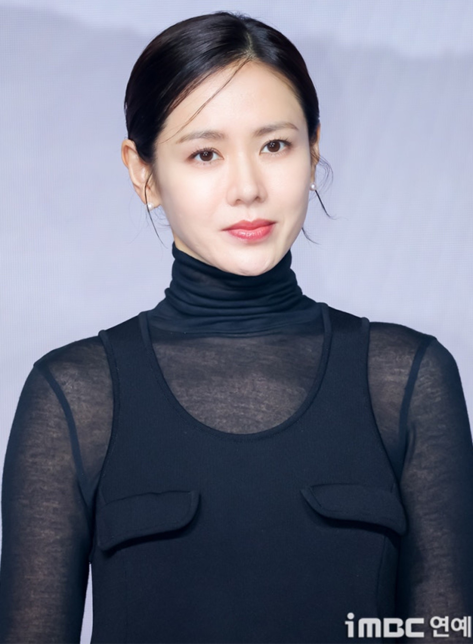 Son Ye Jin v&agrave; Nana: Khoảnh khắc tinh tế gi&uacute;p nhau tại họp b&aacute;o phim Scandal 2026 - Ảnh 8.