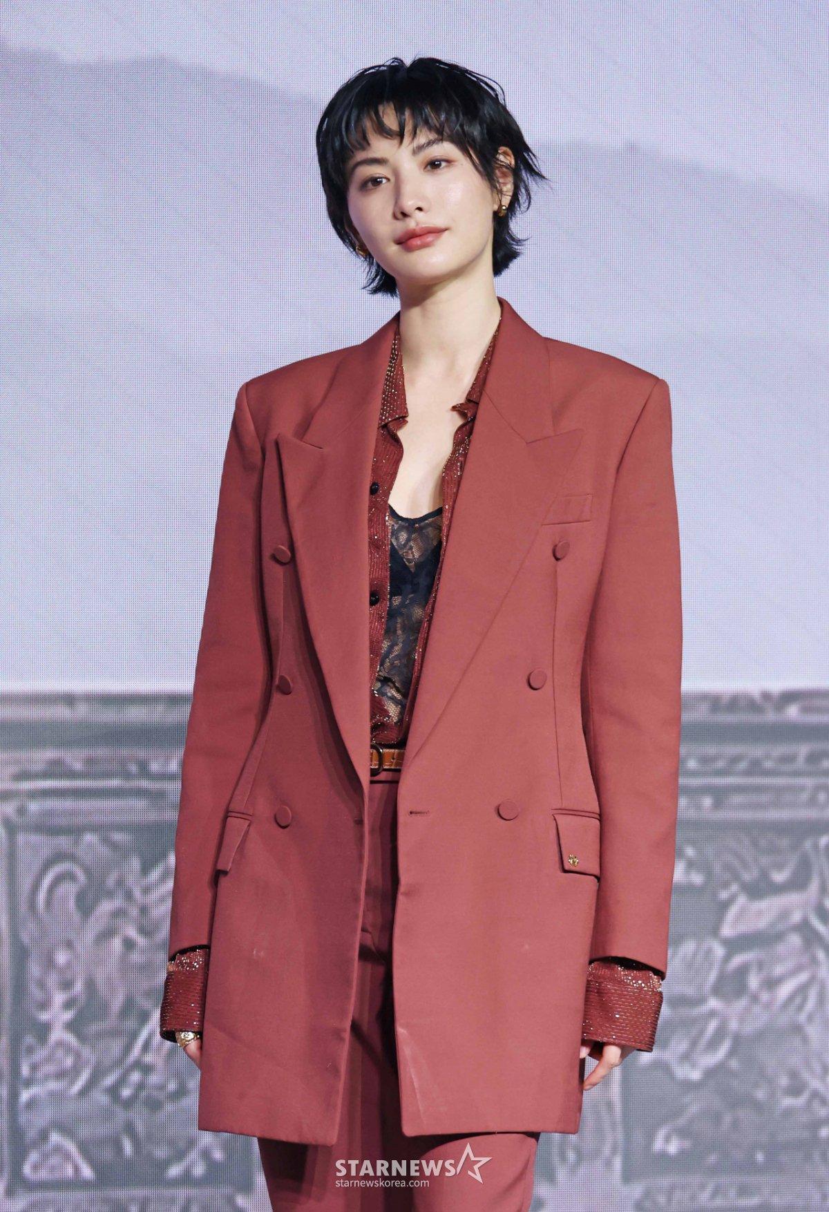 Son Ye Jin v&agrave; Nana: Khoảnh khắc tinh tế gi&uacute;p nhau tại họp b&aacute;o phim Scandal 2026 - Ảnh 4.