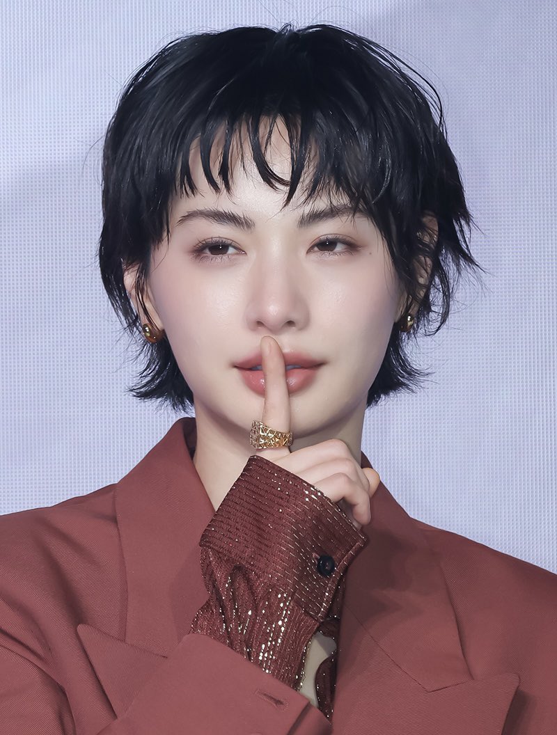 Son Ye Jin v&agrave; Nana: Khoảnh khắc tinh tế gi&uacute;p nhau tại họp b&aacute;o phim Scandal 2026 - Ảnh 5.