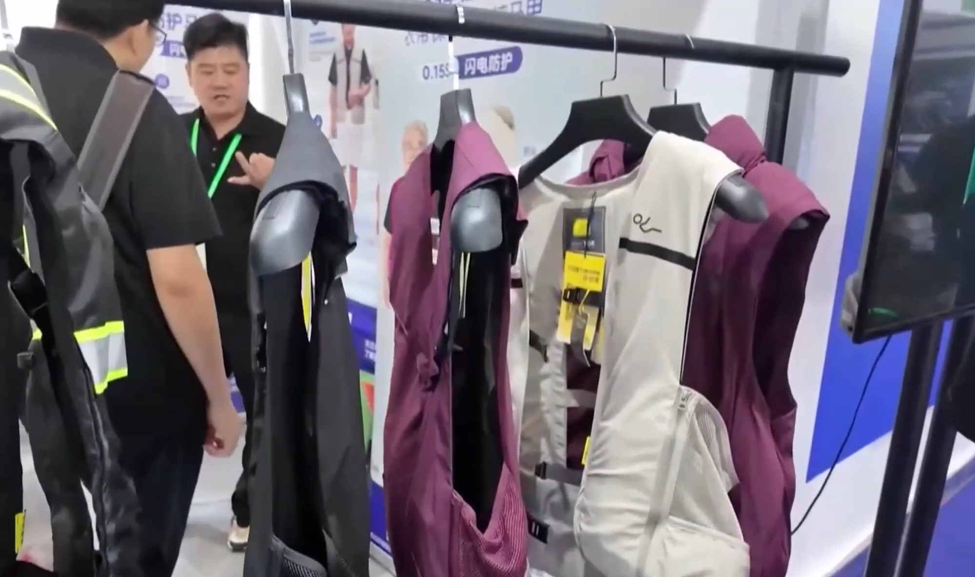 Trung Quốc giới thiệu áo phao khí bảo vệ người cao tuổi khi té ngã- Ảnh 1.