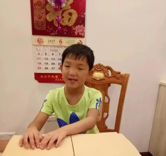 Cậu b&eacute; bị mất thị lực trở th&agrave;nh thủ khoa Đại học - Ảnh 1.