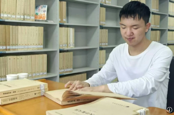 Cậu b&eacute; bị mất thị lực trở th&agrave;nh thủ khoa Đại học - Ảnh 3.