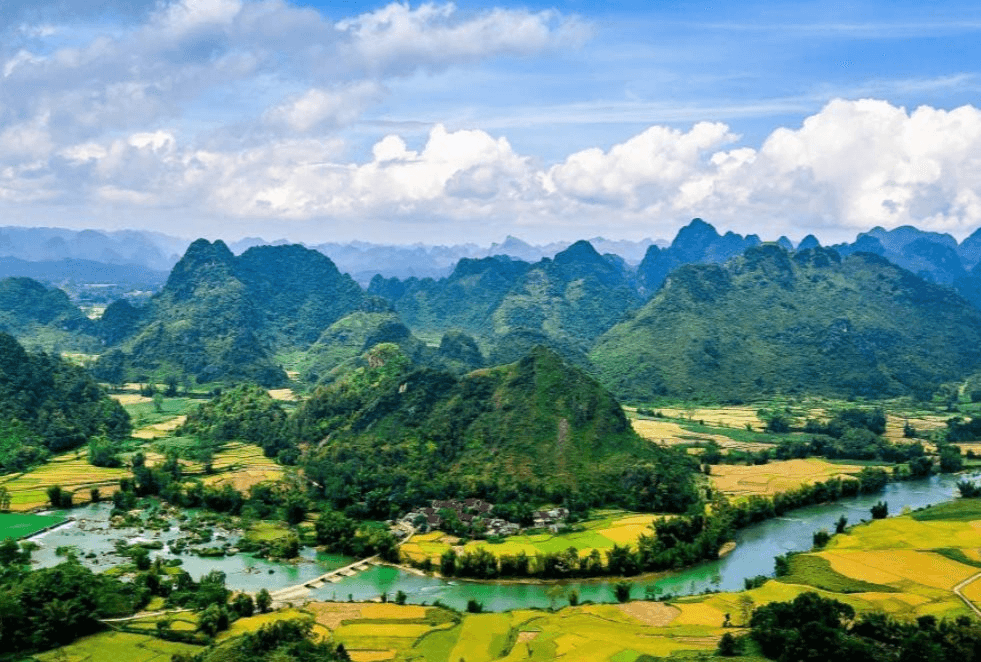 Điểm đến đẹp nhất Việt Nam với thác Bản Giốc và núi Mắt Thần - Ảnh 1.