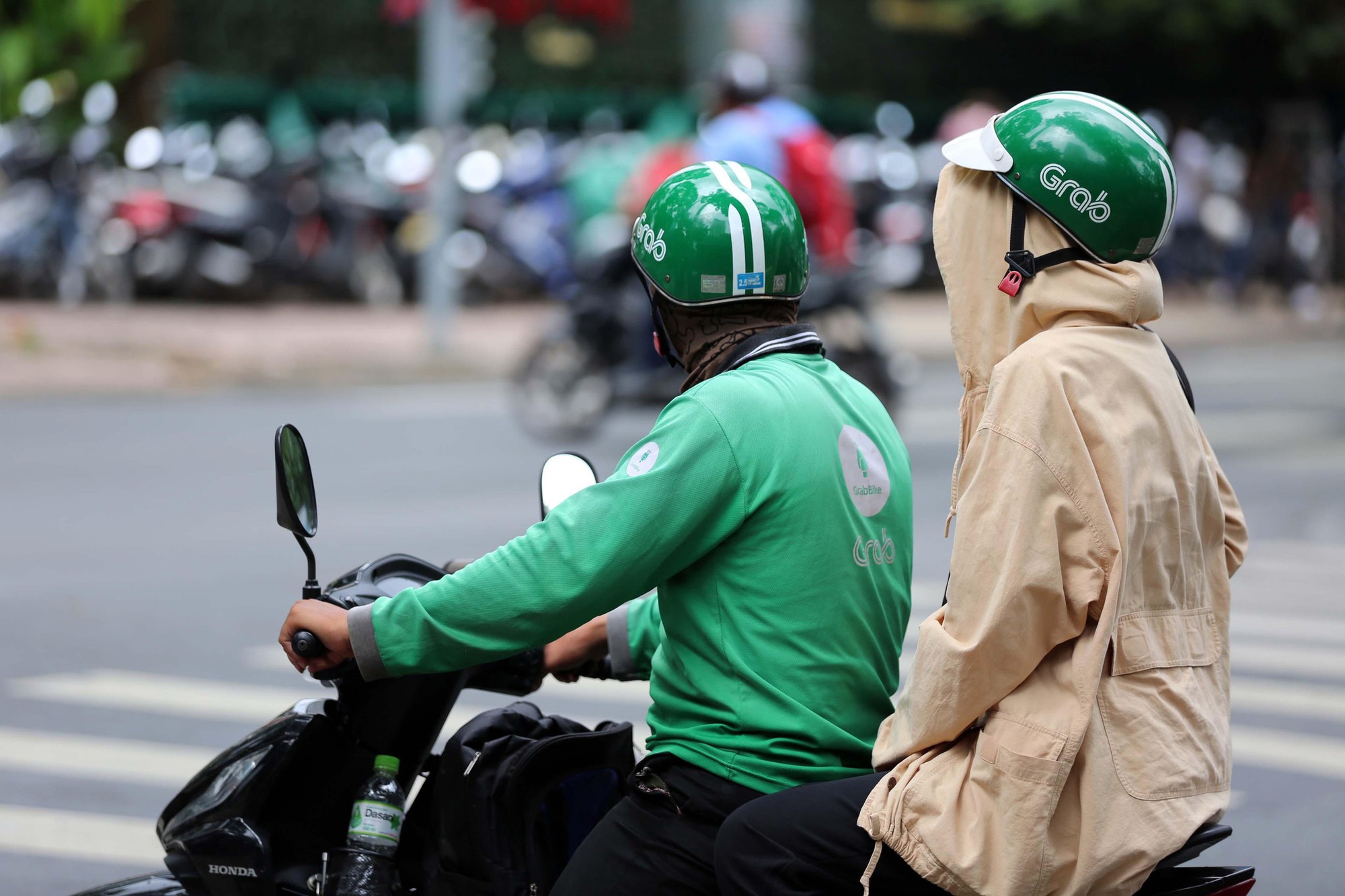 T&agrave;i xế Grab k&ecirc;u gọi tắt app 2 ng&agrave;y 12 v&agrave; 13 / 9 v&igrave; ph&iacute; linh động g&acirc;y tranh c&atilde;i - Ảnh 1.