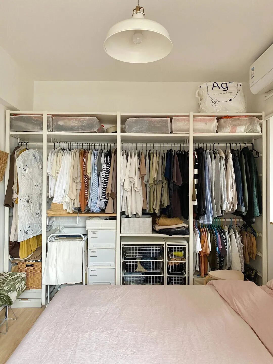 Ng&agrave;y c&agrave;ng nhiều gia đ&igrave;nh bỏ kiểu tủ quần &aacute;o kịch trần: 4 c&aacute;ch lưu trữ vừa rẻ vừa khiến ph&ograve;ng ngủ rộng hơn - Ảnh 1.