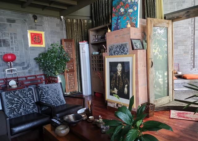 Ngoài 60 tuổi, nữ nghệ sĩ chọn sống trong căn nhà bên hồ: Cửa kính chạm sàn, sân đầy hoa, bước ra ngoài đã thấy núi và nước - Ảnh 9.