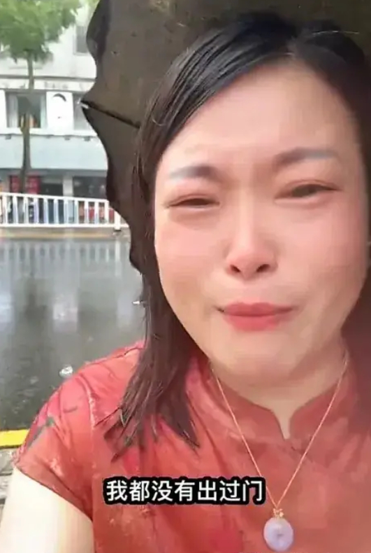 Người mẹ kh&oacute;c giữa mưa v&igrave; phải dạy con tự lập - Ảnh 1.
