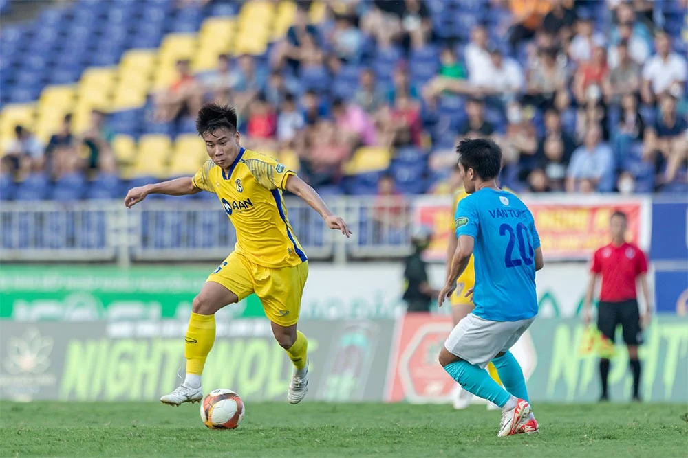 Gieo &ldquo;tr&aacute;i đắng&rdquo; cho huyền thoại Australia, cầu thủ xứ Nghệ b&aacute;o tin vui tới U23 Việt Nam - Ảnh 1.