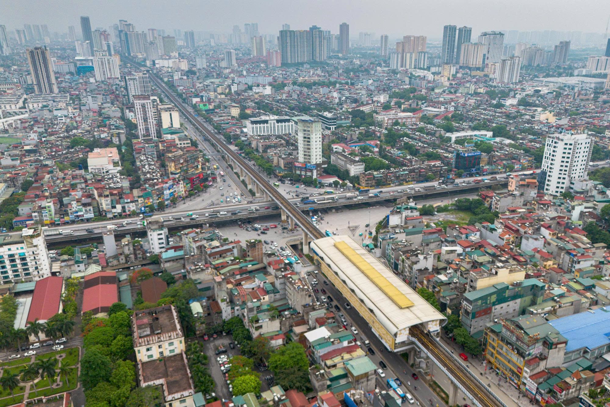 H&agrave; Nội sở hữu si&ecirc;u n&uacute;t giao 4 tầng đầu ti&ecirc;n thiết kế hiện đại, kết hợp đường sắt đ&ocirc; thị, v&agrave;nh đai tr&ecirc;n cao xung quanh c&oacute; h&agrave;ng loạt khu đ&ocirc; thị v&agrave; trường học - Ảnh 1.